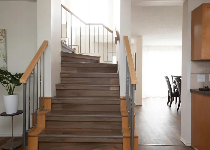 Elegant 6 Bedroom House Near U Of Manitoba