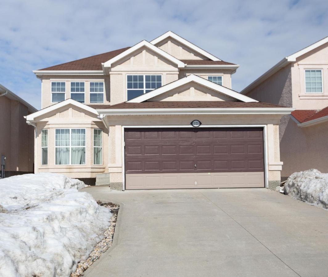 Guest house Elegant 6 Bedroom House Near U Of Manitoba