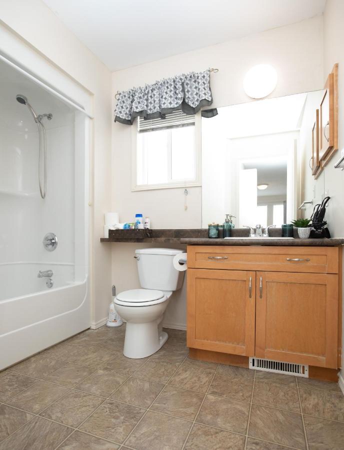 Elegant 6 Bedroom House Near U Of Manitoba *