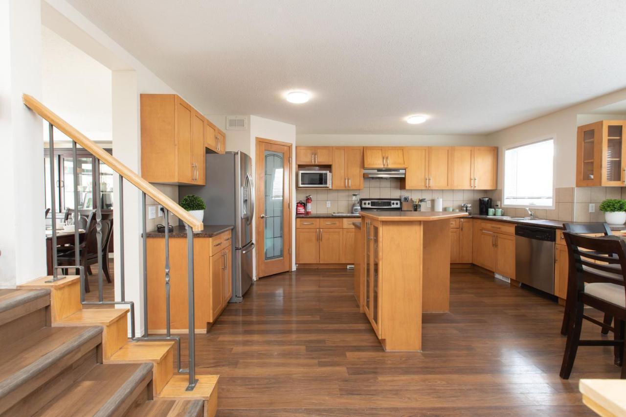 Guest house Elegant 6 Bedroom House Near U Of Manitoba Winnipeg