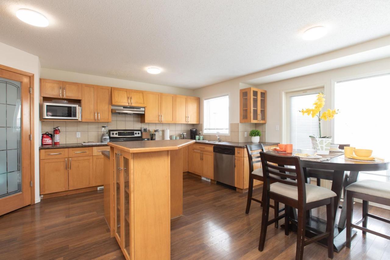 Elegant 6 Bedroom House Near U Of Manitoba