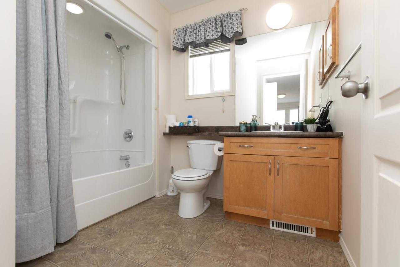 Elegant 6 Bedroom House Near U Of Manitoba