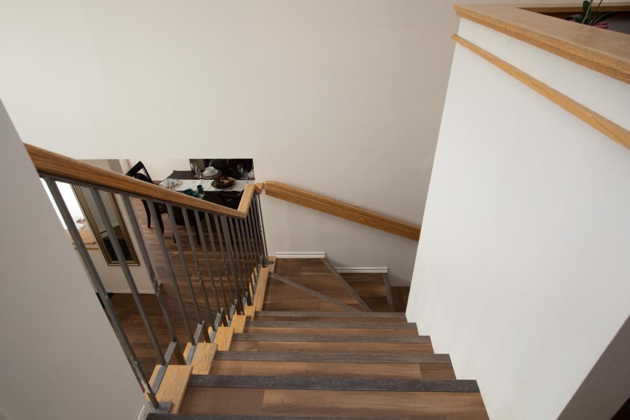Elegant 6 Bedroom House Near U Of Manitoba Winnipeg