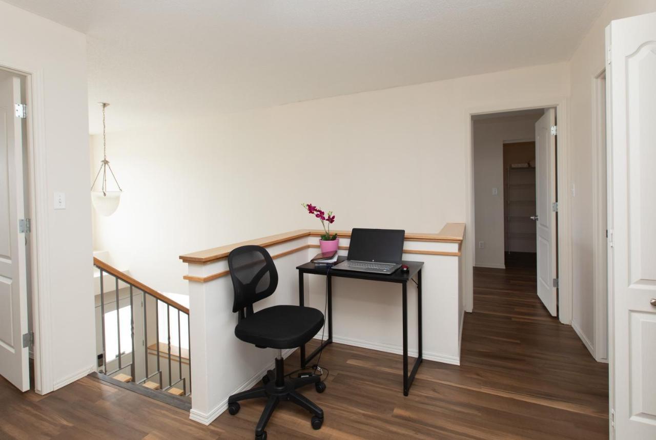Guest house Elegant 6 Bedroom House Near U Of Manitoba