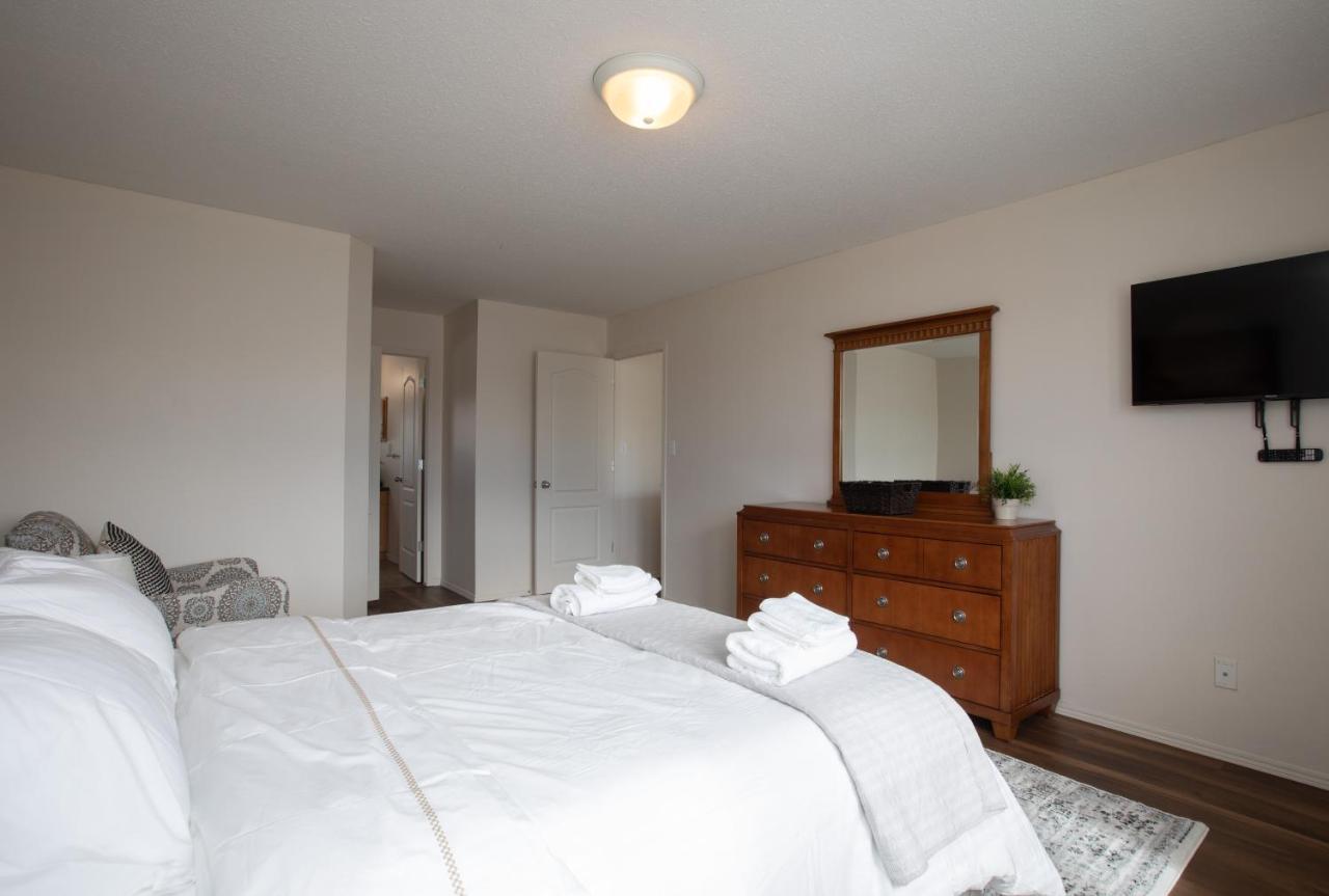 Guest house Elegant 6 Bedroom House Near U Of Manitoba