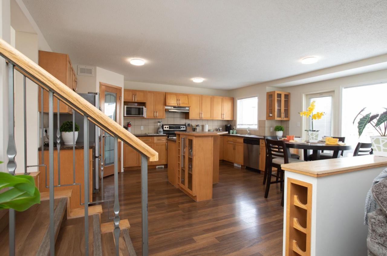 Elegant 6 Bedroom House Near U Of Manitoba Winnipeg