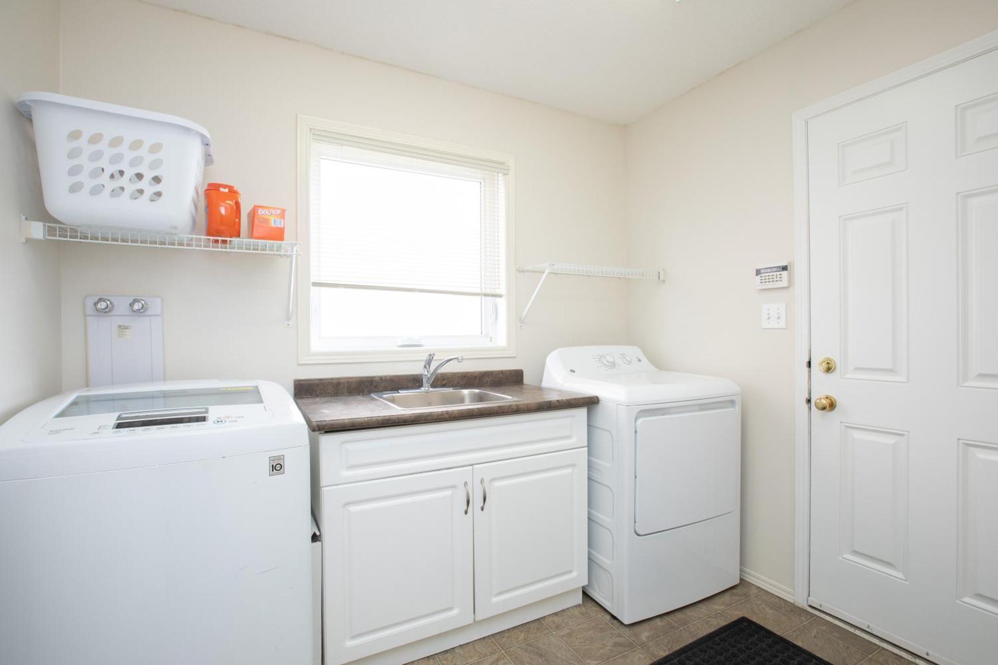 Elegant 6 Bedroom House Near U Of Manitoba